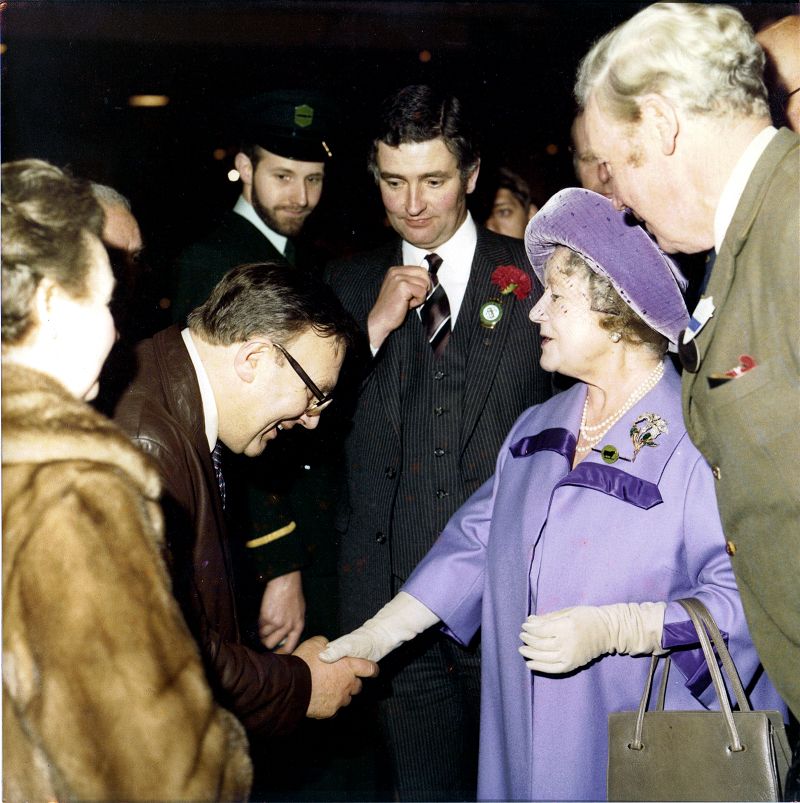 queen_mother_fred_stahly-jnr_mod-800x803